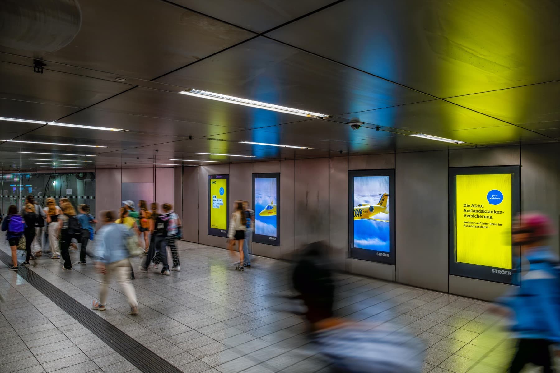 ADAC Kampagnenmotiv auf digitalen Außenwerbeflächen