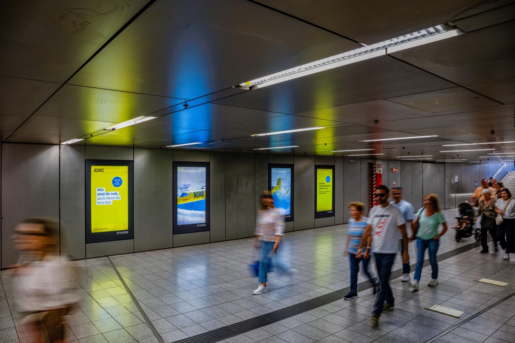 ADAC Kampagnenmotiv auf digitalen Außenwerbeflächen