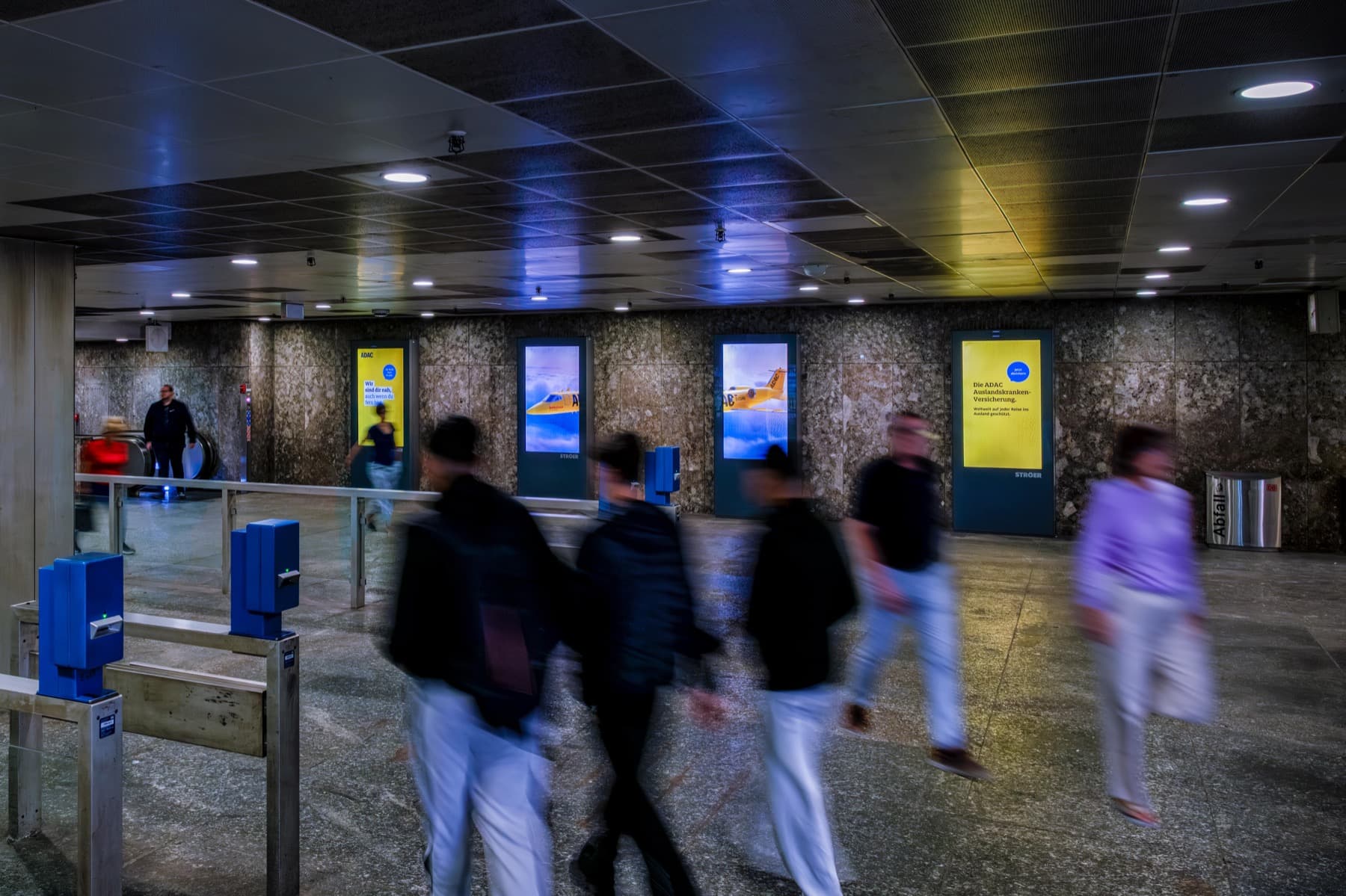 ADAC Kampagnenmotiv auf digitalen Außenwerbeflächen