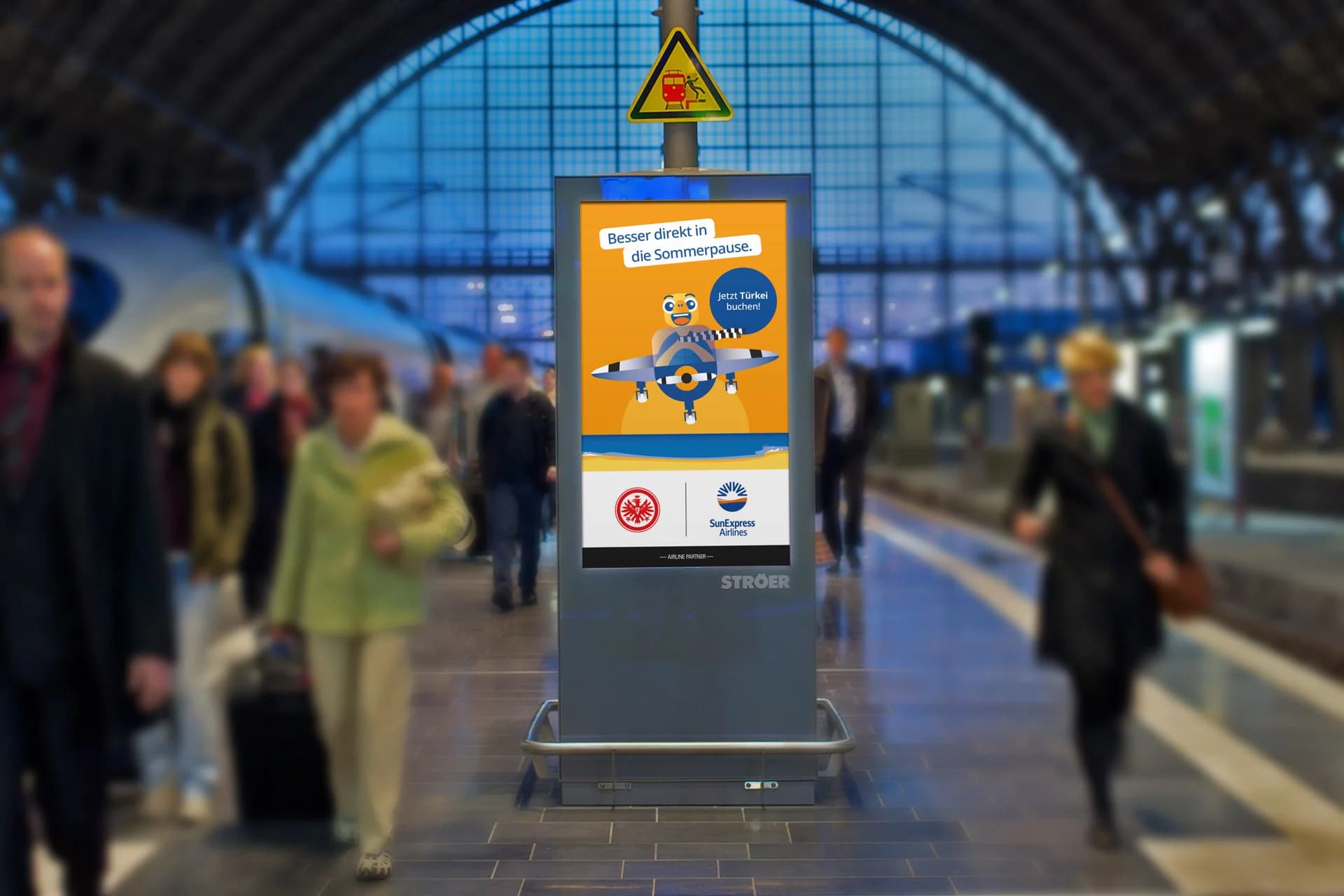 SunExpress Kampagnenmotiv auf digitalem Screen im Stadtumfeld
