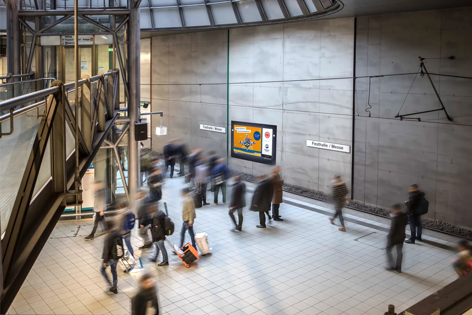 SunExpress Kampagnenmotiv auf digitalem Screen im Stadtumfeld